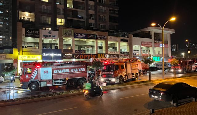 Restoranda Yangın Çıktı, Tüm Site Duman Altında Kaldı: Mahsur Kalanları İtfaiye Kurtardı