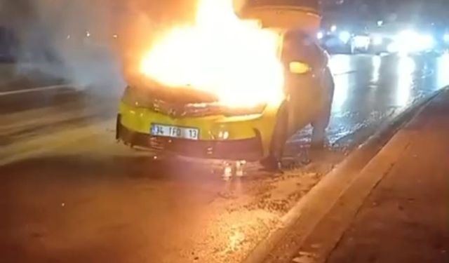 Beyoğlu’nda seyir halindeki ticari taksi alev alev yandı