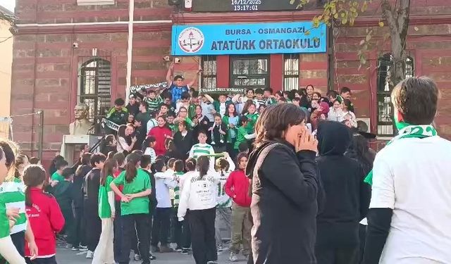 Bursa'da öğrenciler Bursaspor kıyafetleriyle okula geldi