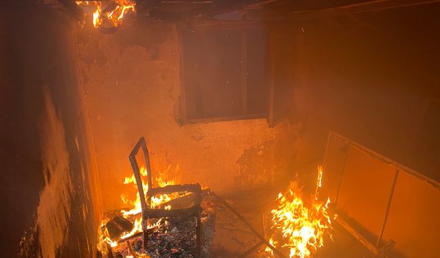 Bursa’da terk edilen evde yangın çıktı