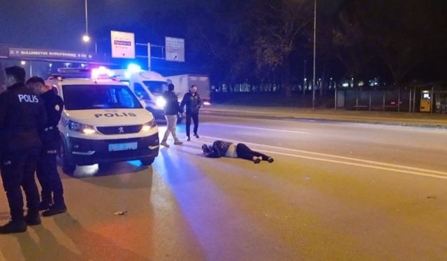 Burs'da Yolun Karşısına Geçen Yayaya Otomobil Çarptı