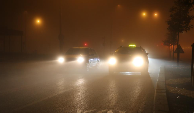 Sivas yoğun sise gömüldü, araçlar görünmez hale geldi