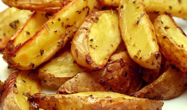 Fırında Çıtır Çıtır Patates Nasıl Yapılır? Evde En Lezzetli Sonucu Almanın Püf Noktaları Nelerdir?