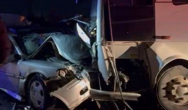 Balıkesir’de işçi servisi ile otomobil çarpıştı! 1 ölü, 13 yaralı