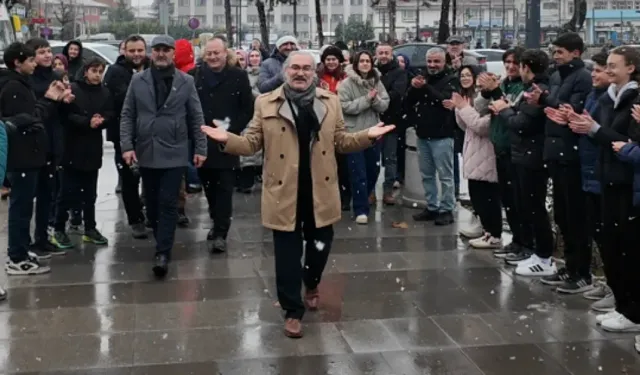 İnegöl'de Orhan Erdoğan Emekli Oldu! Öğrenciler Veda Koridoru İle Uğurladı...