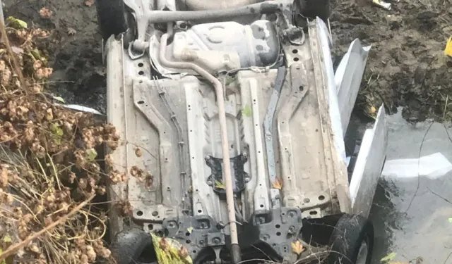 İnegöl’de otomobil dereye uçtu: Sürücü hastaneye kaldırıldı