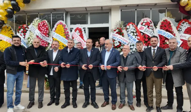 İnegöl’deki Açılışta Dikkat Çeken Kare! Kameralara Yan Yana Yansıdılar