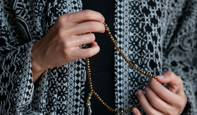 Kadınlar Abdest Alırken Başörtüsünün Üzerinden Başını Mesh Edebilir mi? Diyanet’ten Net Açıklama