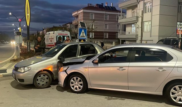 Karaman’da iki otomobil çarpıştı: 6 yaralı