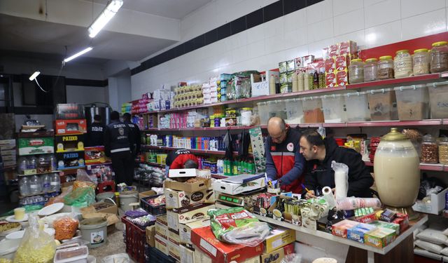 Kilis'te mide bulandıran hijyen skandalı! Merdiven altı üretimde fareler bulundu