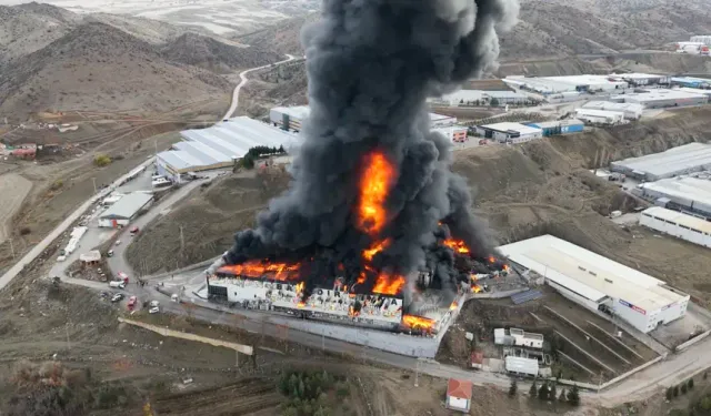 Kırıkkale'de fabrika yangını! Gökyüzü siyaha büründü
