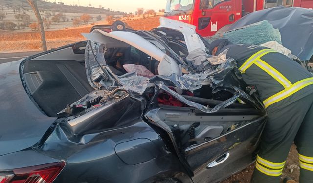 Mardin'de otomobil ile tırın çarpıştığı kazada 1 kişi öldü, 2 kişi yaralandı