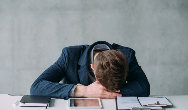 Sürmenaj Nedir? Aşk, İş, Eğitim ve Kişisel Hayatta Aşırı Yorgunluk Nedenleri ve Etkileri