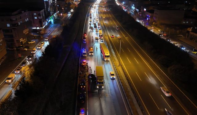 TEM Otoyolu'nda kaçan sürücü zincirleme kazaya neden oldu! 2 yaralı