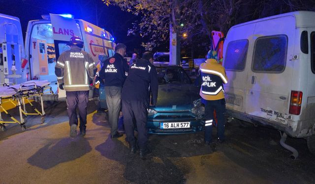 İnegöl’de kontrolden çıkan otomobil park halindeki minibüs ve traktöre çarptı