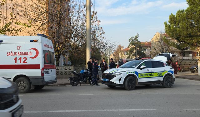 İnegöl’de motosiklet ile hafif ticari araç çarpıştı: 1 yaralı