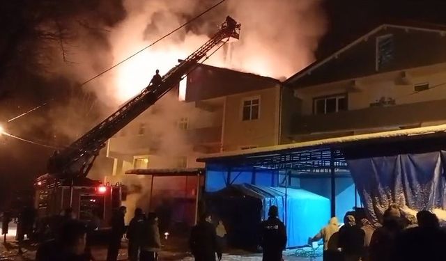 3 katlı binanın çatısı alev alev yandı!