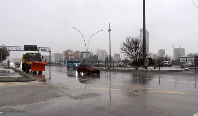 Başkentte kar yağışı ve sis ulaşımı olumsuz etkiledi