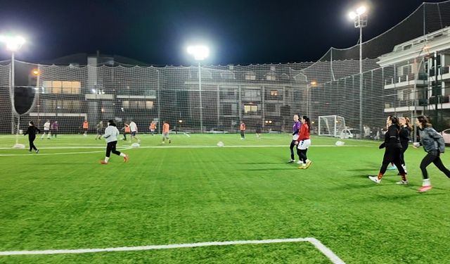 Marmarisli kadınlar 9 yıldır halı sahada buluşuyor