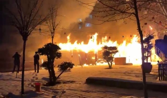 Kafede Yangın Paniği: Müşteriler Tahliye Edildi