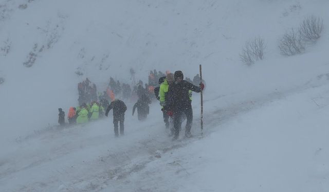 Artvin’de Çığ Altında Kalan Çobanı Arama Çalışmalarının 3. Gününde Sonuç Alınamadı