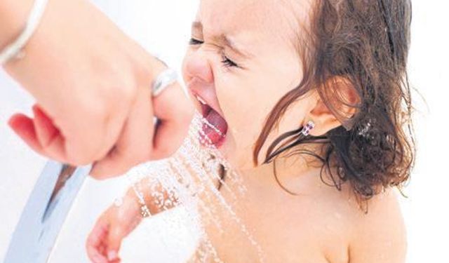 Ateşi Çıkan Çocuğa Buzlu Duş Şoku! İyi Niyetle Yapılan Bu Hata Ateşi Daha Da Yükseltiyor