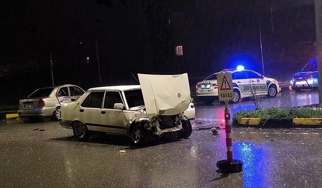 Bartın’da Feci Kaza! Kavşakta Çarpışan Otomobillerde 2 Kişi Yaralandı