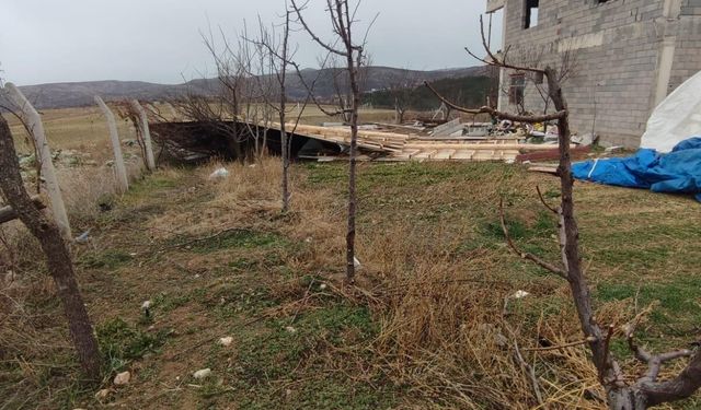 Bozkır'da fırtına çatıları uçurdu, ağaçları devirdi