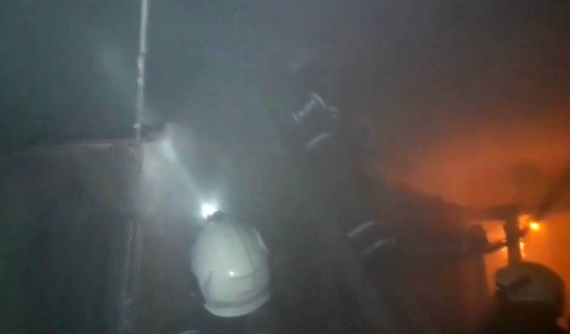 Çatı katındaki odunlukta çıkan yangında 40 güvercin telef oldu