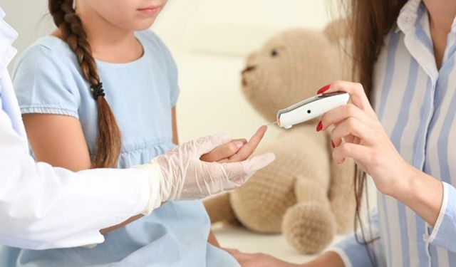 Çocuklarda Şeker Hastalığı Alarm Veriyor! Ailelerin Bilmesi Gereken Hayati İşaretler