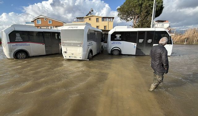 Deniz taştı, caddeler göle döndü