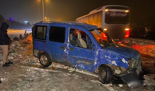 Elazığ’da Hafif Ticari Araç Aydınlatma Direğine Çarptı! 4 Yaralı