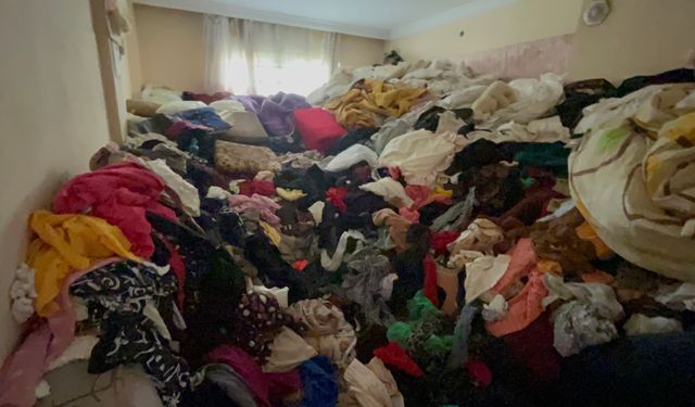 Evinde istiflediği giysi yığınlarının arasında ölü bulundu