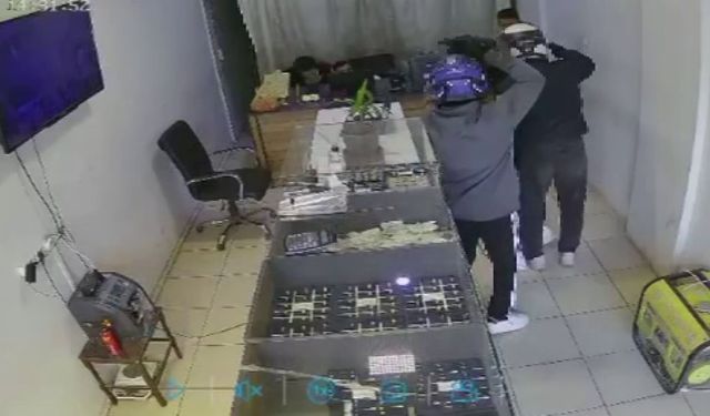 Hatay’da silahlı 2 hırsız, 3 dakika içerisinde kuyumcuyu soydu