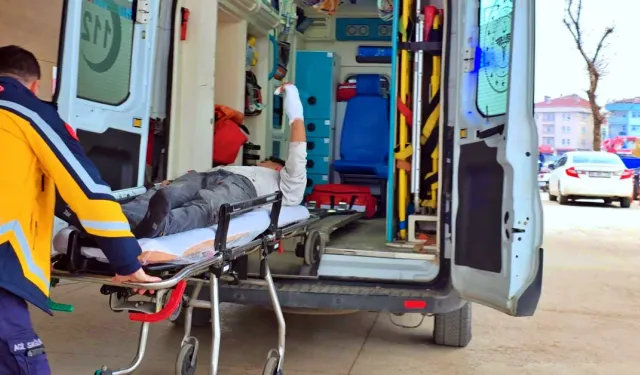 İnegöl'de çay ocağında cama çarpan genç yaralandı