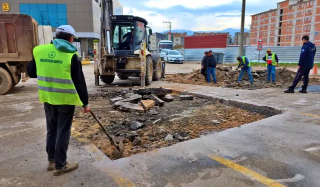 İnegöl'de İtfaiye Önündeki Bozuk Yol Onarıldı