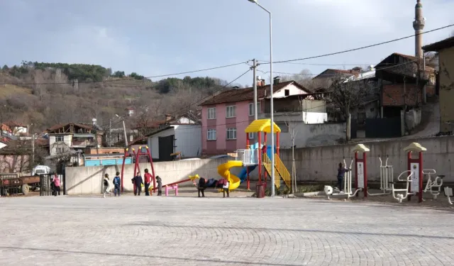 İnegöl'de Kırsal Kalkınma Hamlesi: Sarıpınar Mahallesi Yeni Meydanına Kavuştu