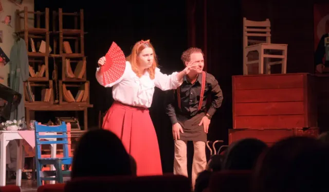 İnegöl'de "Sahnede Festival Var": 5 Günlük Tiyatro Maratonu "Kahvede Şenlik Var" ile Başladı