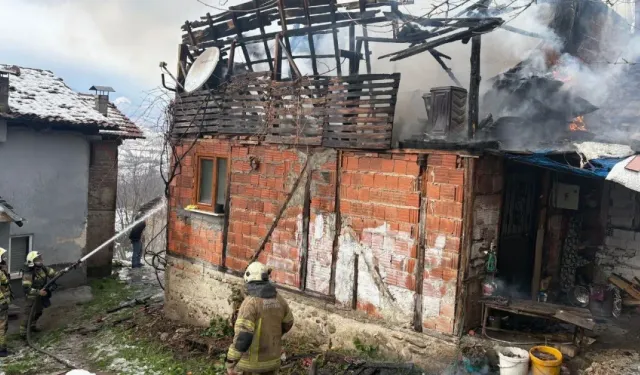 İnegöl'de tek katlı ev yangında kullanılamaz hale geldi