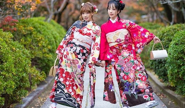 Japonya’da Yüzyıllardır Giyilen Bu Geleneksel Kıyafetin Adı Ne, Neden Hâlâ Büyük Bir İlgi Görüyor?