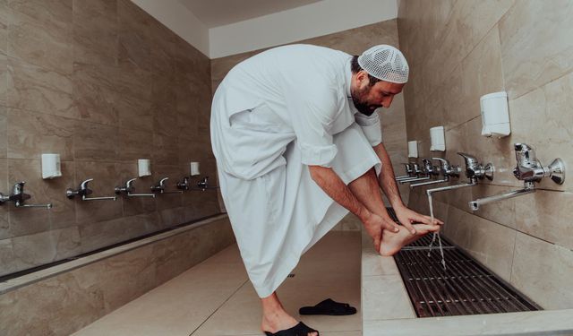Abdest Alırken Sadece Farzları Uygulamak Yeterli Olur mu? Kapsamlı Abdest Alma Rehberi