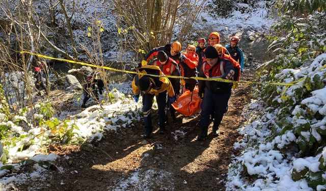 Karlı havada atletli bir adam, dere yatağında otomobilden 10 metre uzaklıkta ölü bulundu