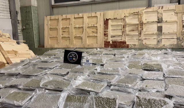 Kontrplaklar arasına gizlenen 700 kilo esrar sınırda ele geçirildi