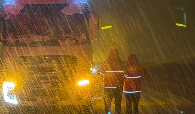 Muş’ta kar ve tipi nedeniyle yolda 180 kişi mahsur kaldı