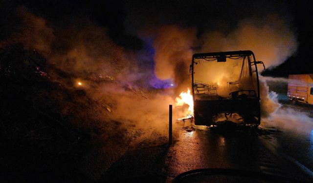 Otoyolda 39 yolcusu bulunan otobüs alev alev yandı