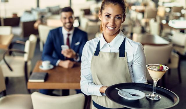 Rüyada Hizmetçi Görmek Ne Anlama Gelir? Dini Rüya Tabirlerine Göre Detaylı Yorumlar