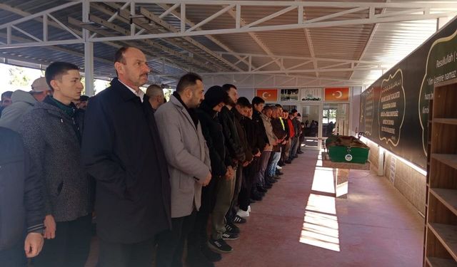 Sakarya’da Camdan Düşerek Hayatını Kaybeden 8. Sınıf Öğrencisi Son Yolculuğuna Uğurlandı