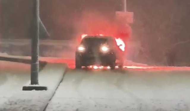 Samsun'da karlı yokuşta cip alev aldı