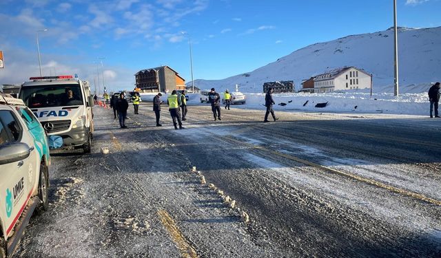 Taksiyle yolcu minibüsü çarpıştı! 16 yaralı