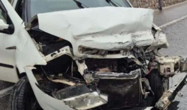 Yağışlı Hava Kazayı Beraberinde Getirdi: İnegöl Yolunda 3 Yaralı